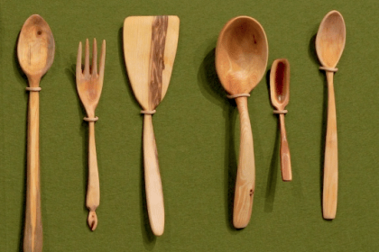 更多的 than 60 hand-carved spoons and hand-thrown pottery created by 教授essor of 历史 Ken Albala are on display in the Reynolds Gallery at University of the Pacific. 